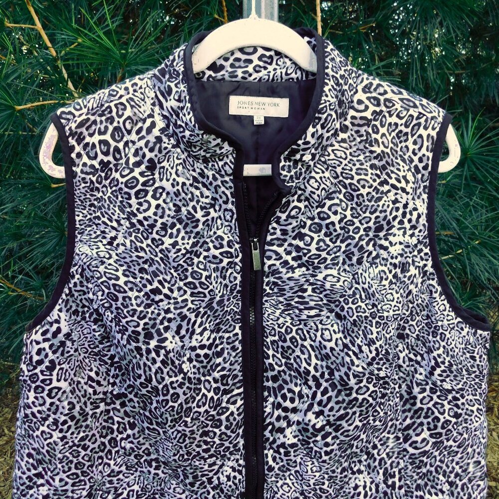 Jones New York Plus Animal-Print Lightweight Quilted Vest with Pockets - Picture 2 of 3